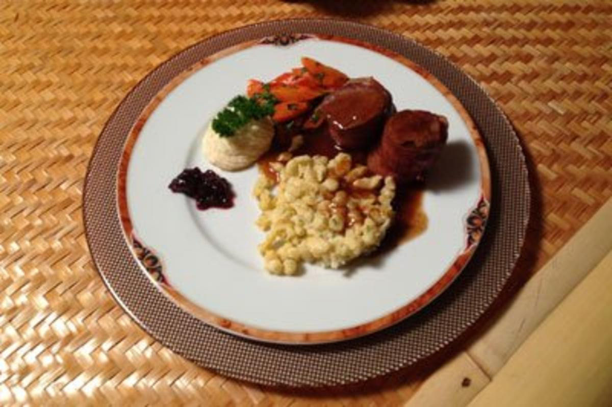 Rehrücken im Speckmantel mit Spätzle, kandierten Karotten