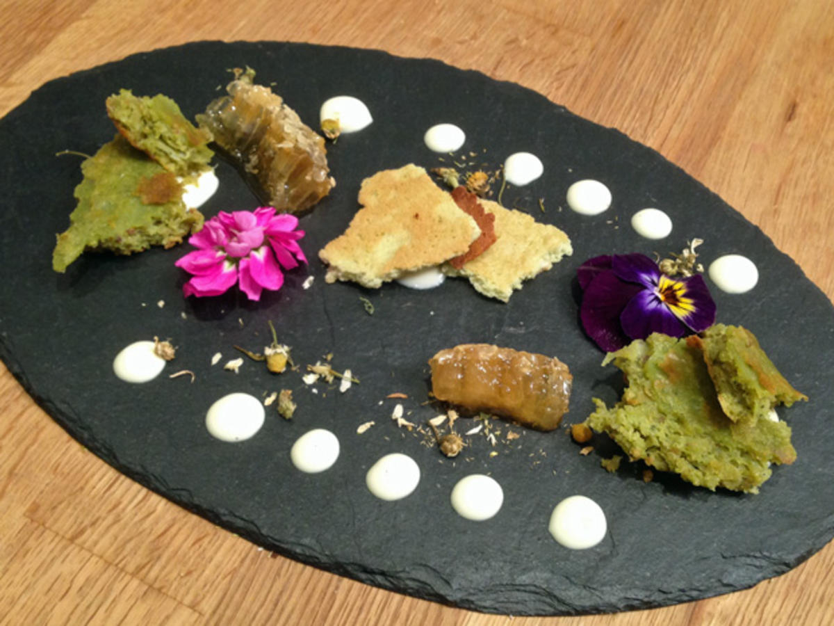Kamillencreme auf Matcha-Tee-Biskuit und Matcha-Tee-Hippe