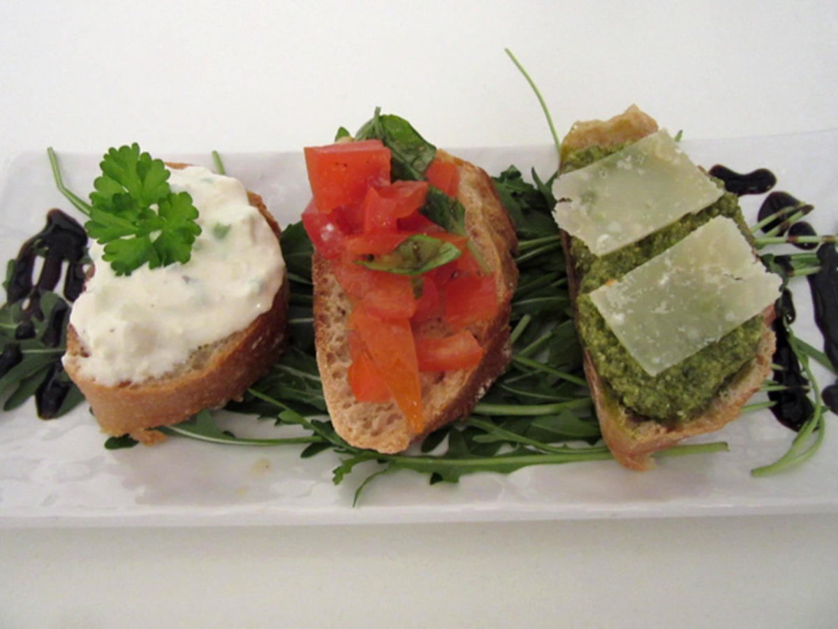 Bruschetta Variationen (Fetacreme, Basilikumpesto, Tomatenbruschetta)