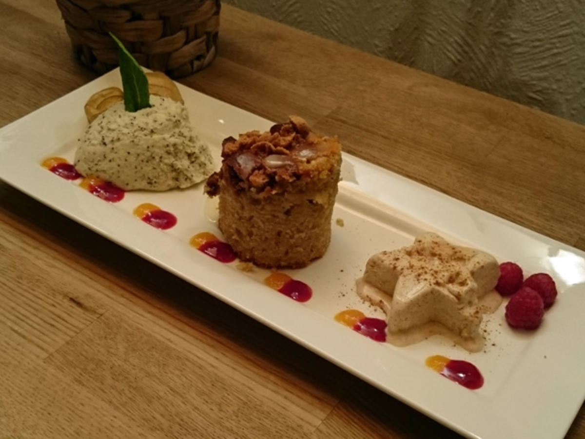 Marzipan-Mohn-Mousse mit Amarettini-Törtchen und Zimtparfait an Fruchtspiegeln