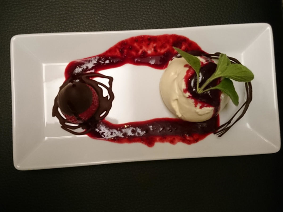Panna cotta trifft Beeren in Cassis