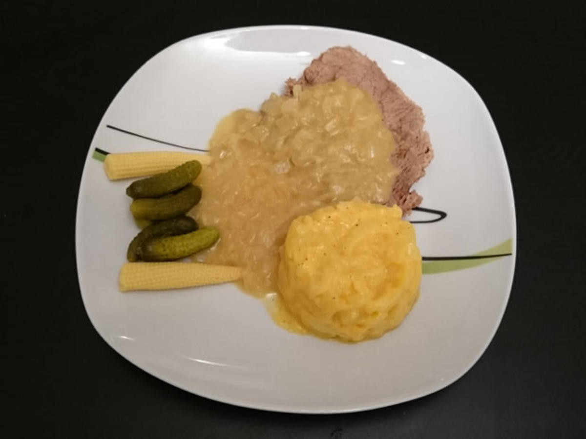 Rindfleisch mit Zwiebelsoße, Kartoffelsalat, Gurken und Maiskölbchen
