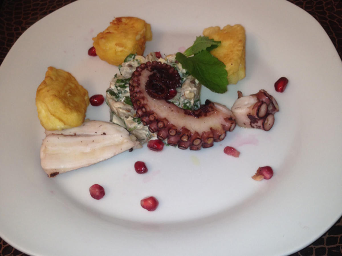 Octopus an Auberginensalat mit ausgebackenem Schafskäse