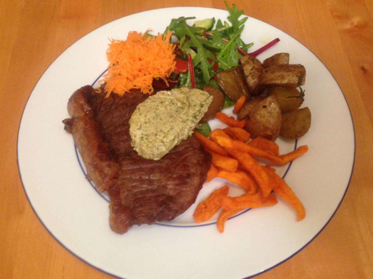 Steak mit Fritten, Rotweinsauce und Rote-Bete-Minz-Salat