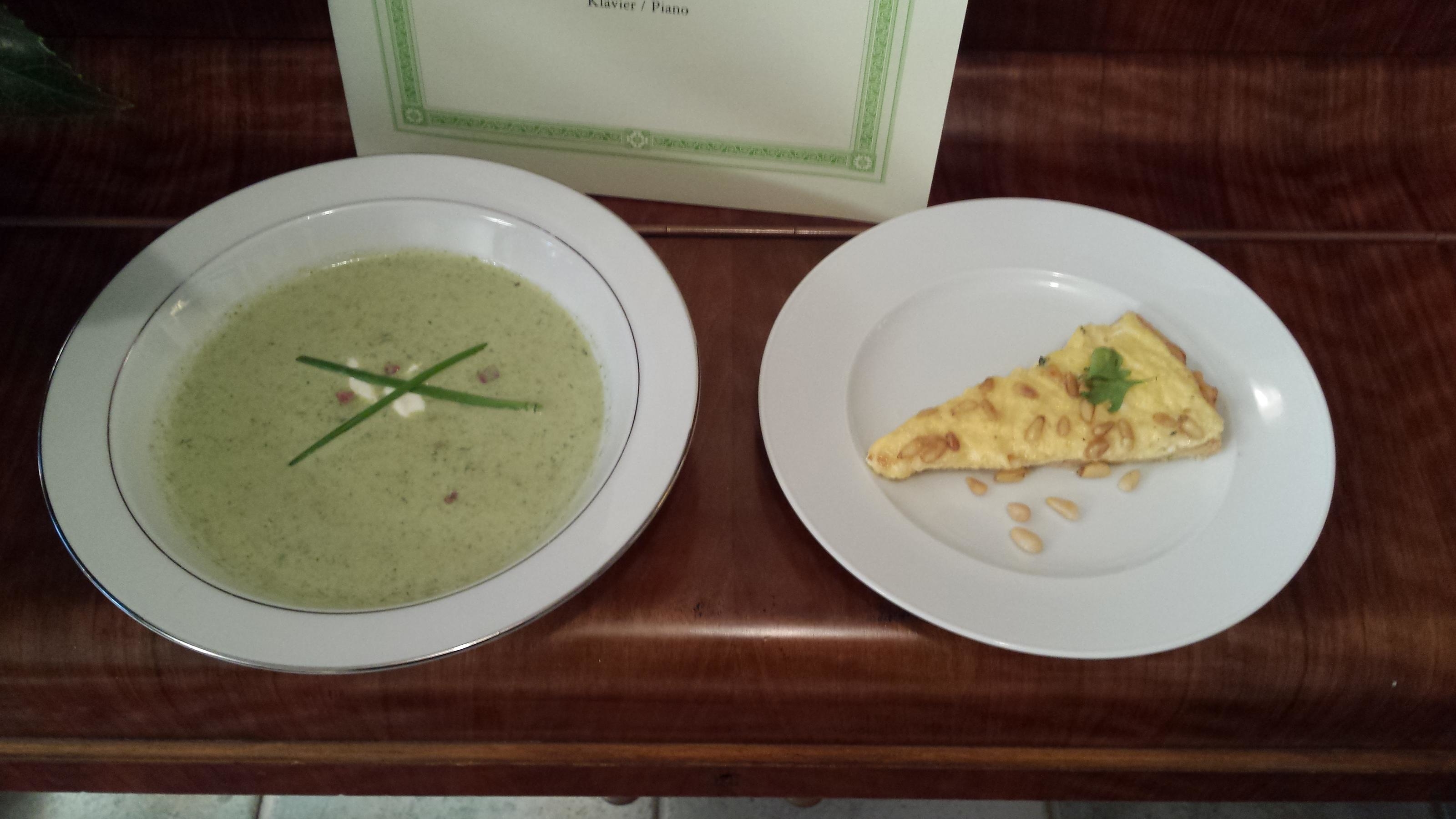 Frühlingszwiebelsuppe und ungedeckte Käsetörtchen