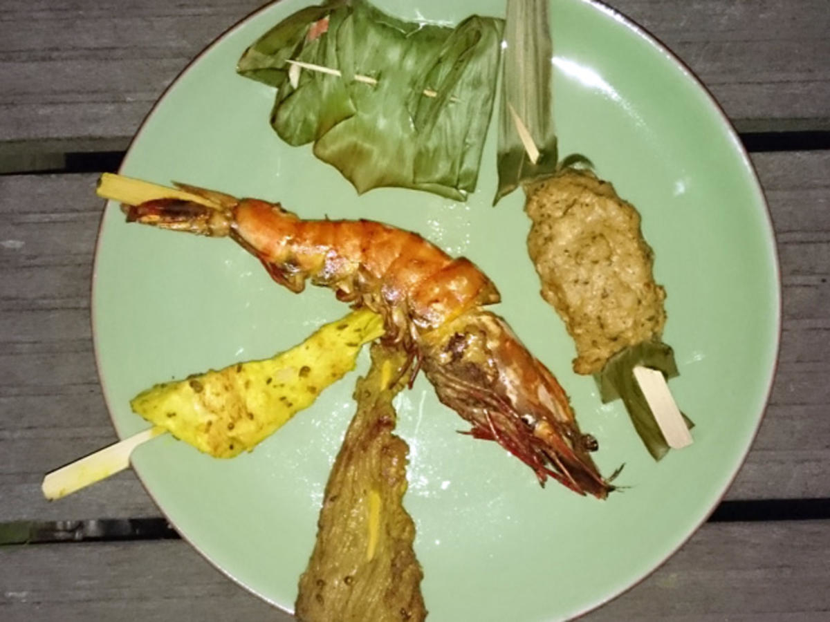 Sala Rim Nam - Scharfer Rindfleischsalat, Fischcurry, Saté, Fischklöße