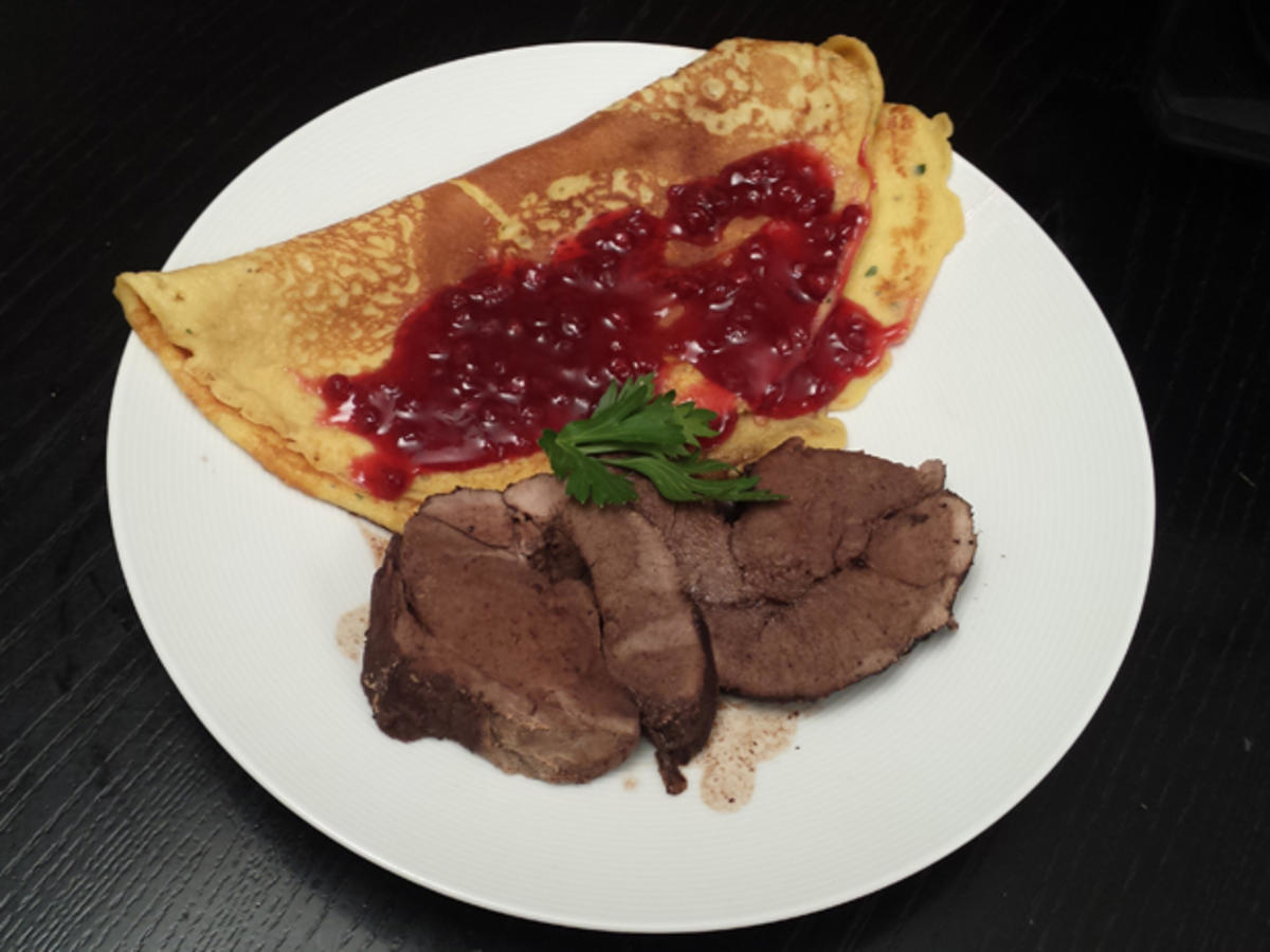 Rehbraten mit Preiselbeerpfannkuchen