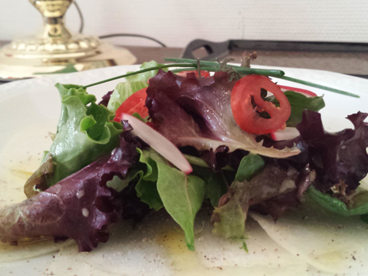 Kohlrabi-Carpaccio an saisonalem Sommersalat mit Balsamico-Senf-Dressing
