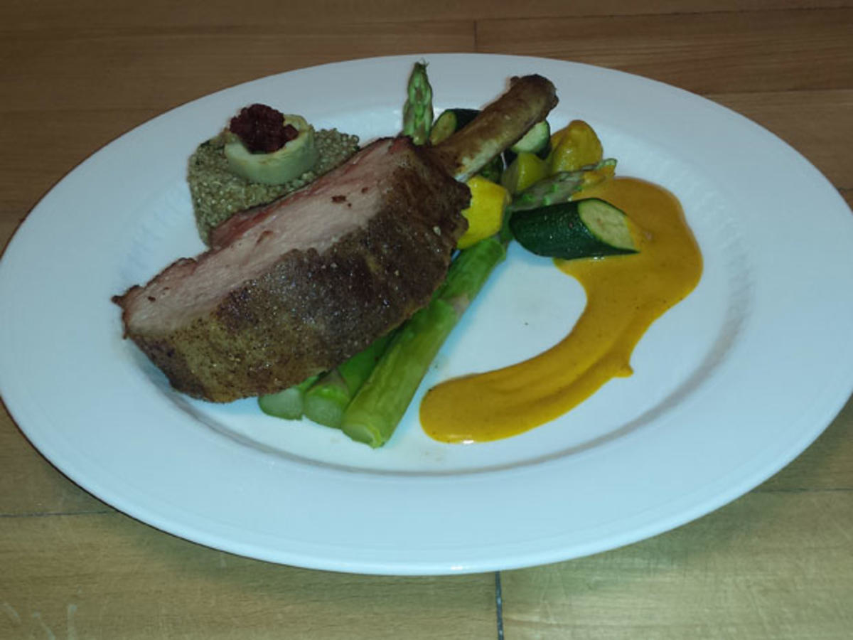 Ibericorücken mit Quinoa, Artischockenböden, Gemüse und Safran-Chorizosoße