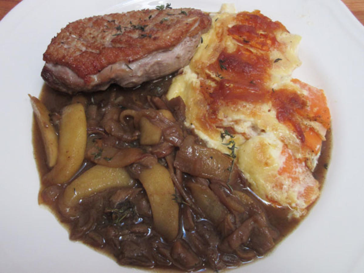 Entenbrust mit Steinpilzen und Äpfeln, dazu Süßkartoffel-Sellerie-Gratin
