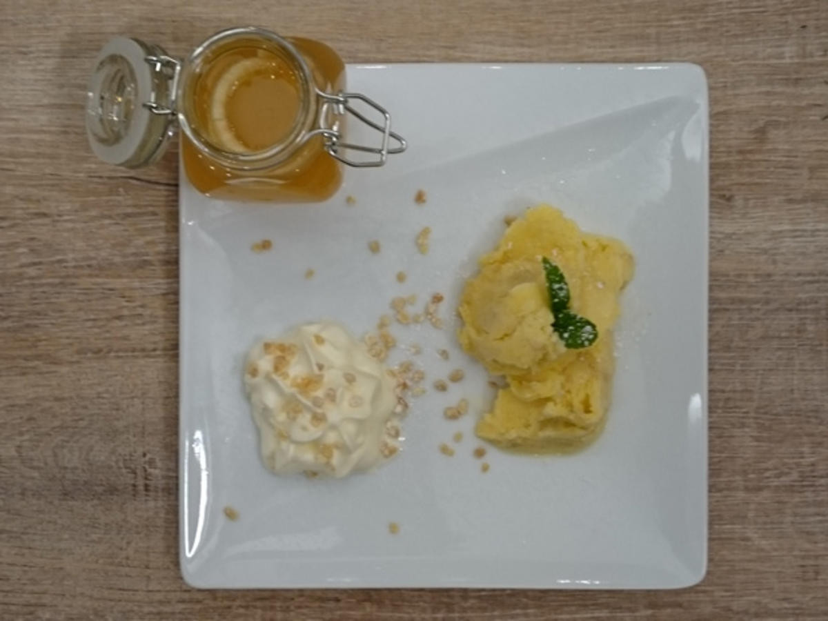 Gewürztraminer Apfelgelee mit Mandelsahne
