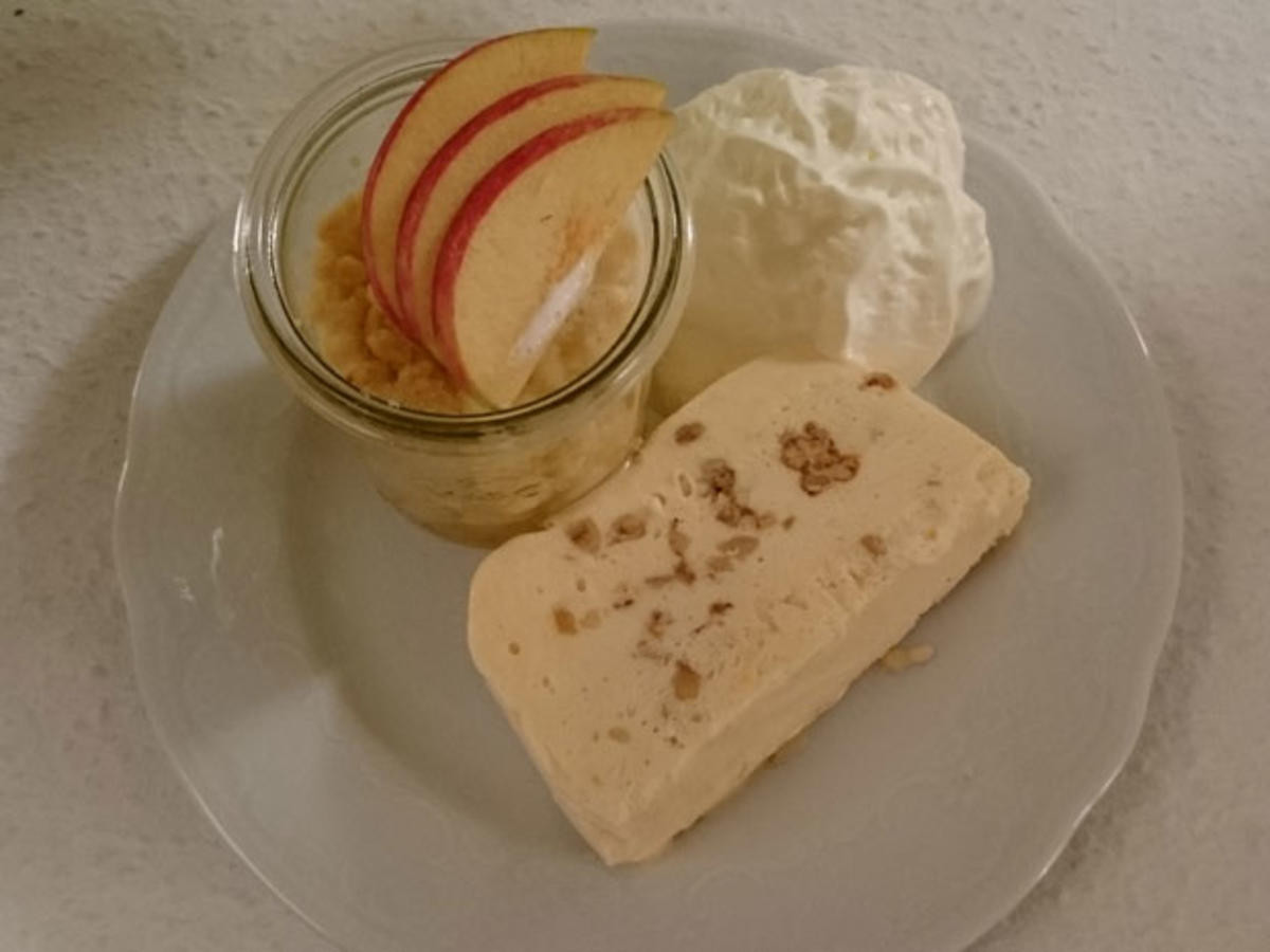 Walnussparfait mit Apfelcrumble