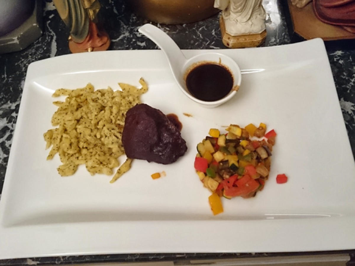 Confierte Kalbsbäckchen, Mohnspätzle, Ratatouille