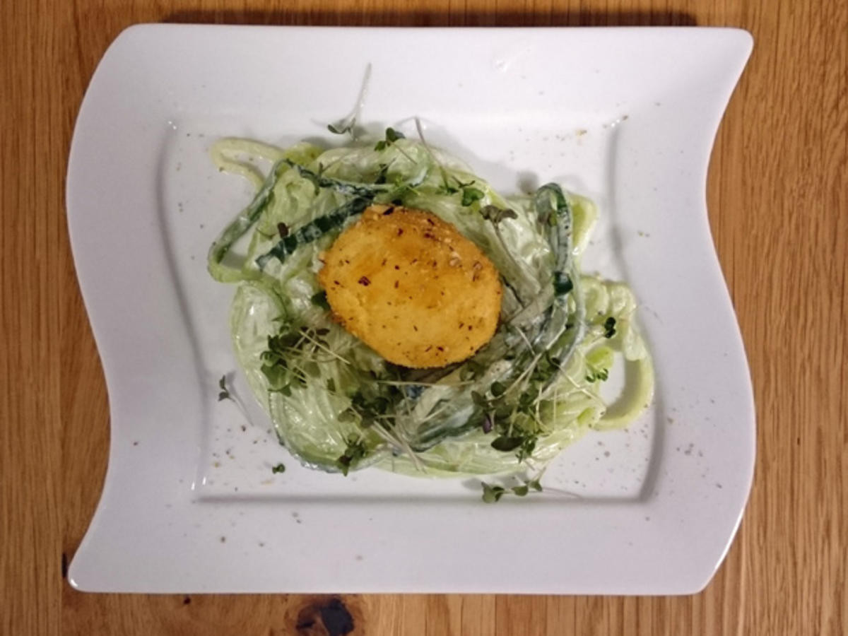 Gebackenes Ei mit Rahmgurken