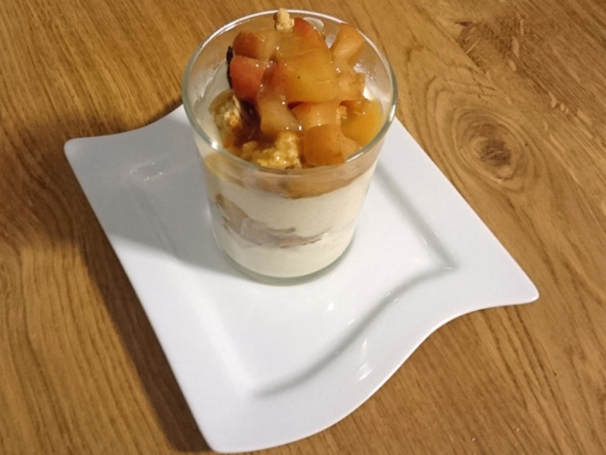 Apfel-Schicht-Dessert mit Karamellsauce