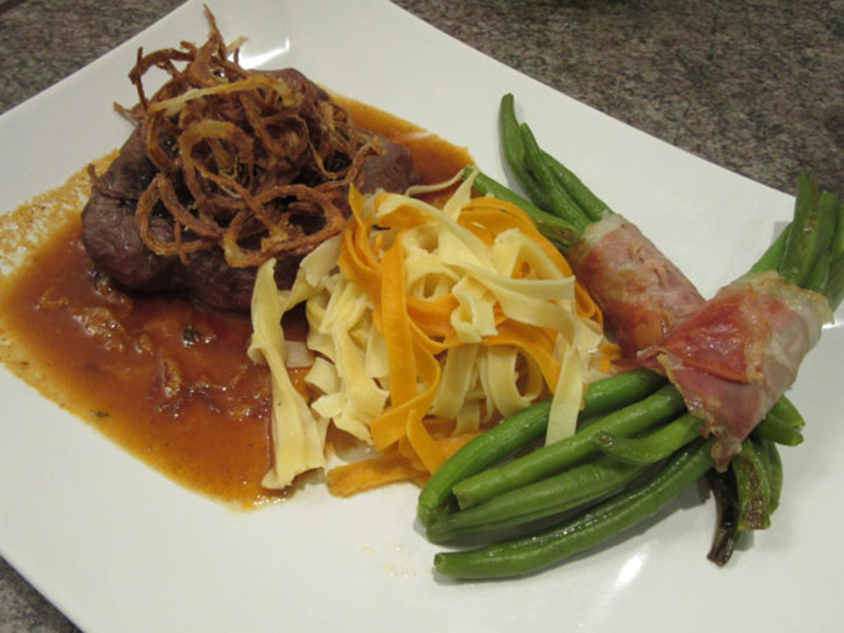 "Falscher" Zwiebelrostbraten mit Nudeln und Speckbohnen
