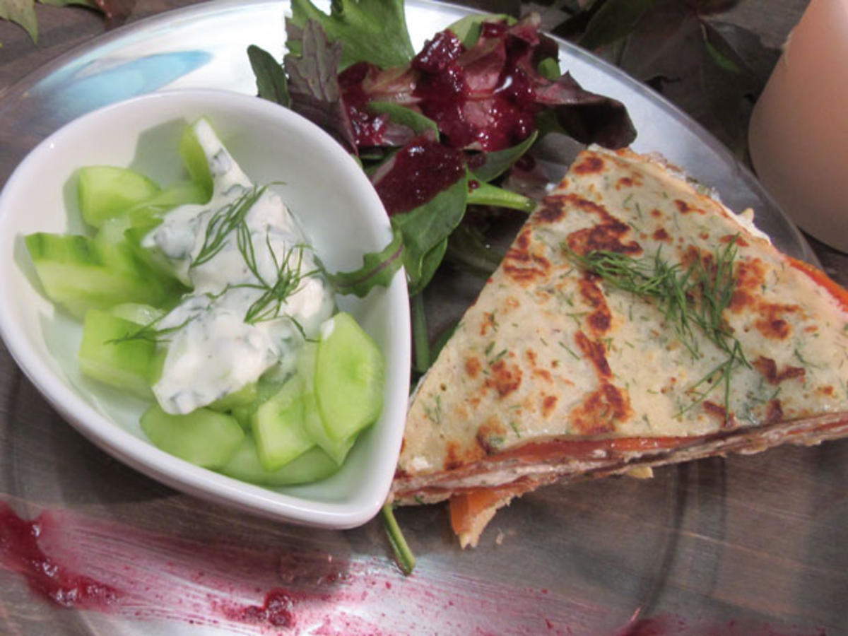 Lachstorte an kleinem Gurkensalat