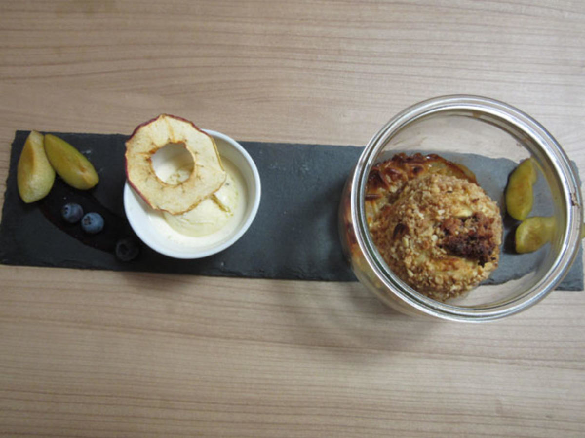 Bratapfel im Glas und cremiges Vanille-Eis