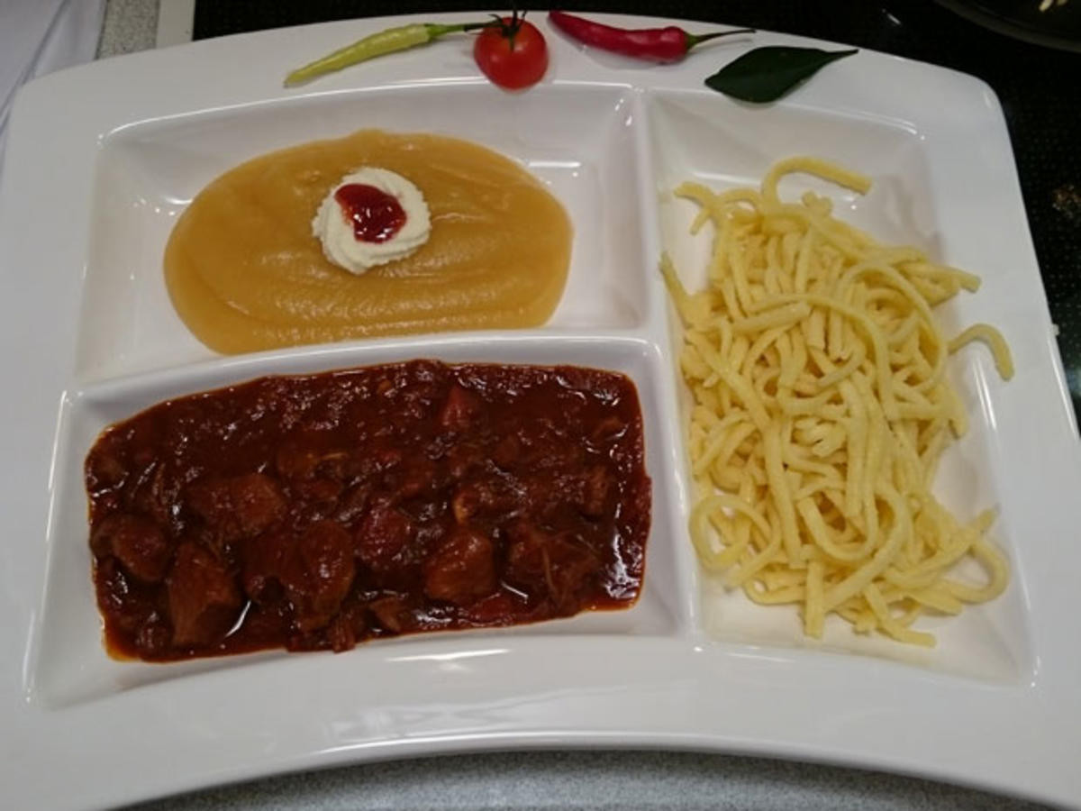 PaPeTo-Gulasch mit Butter-Spätzle und Apfelmus