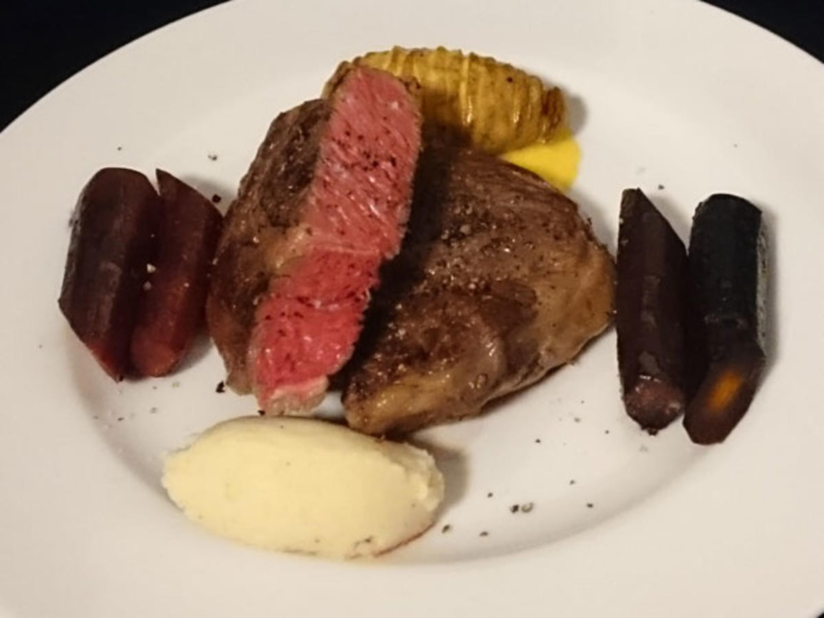 Sous vide gegartes Ribeye Steak mit Selleriepüree und Fächerkartoffel