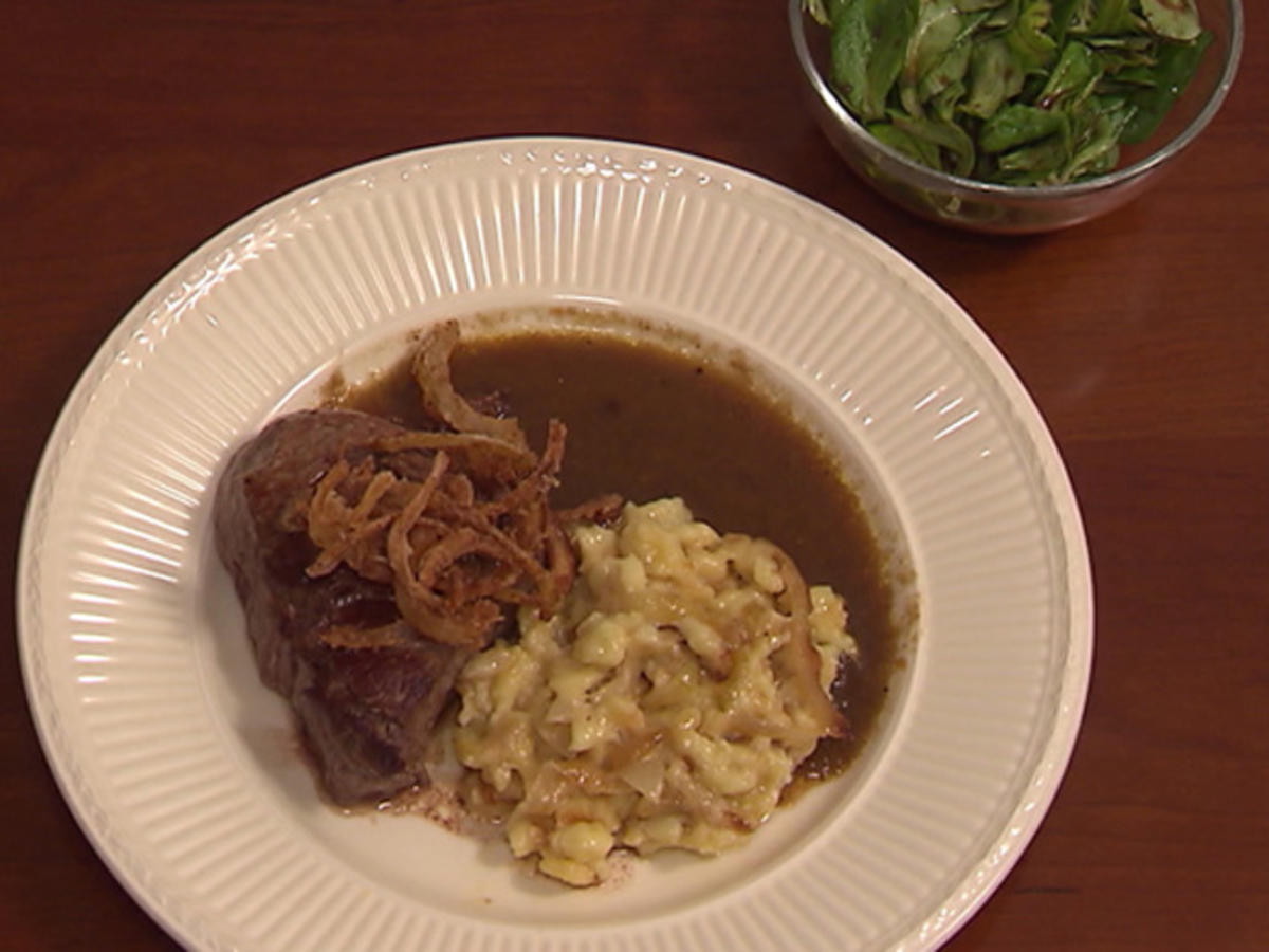 Rinderfilet „Zwiebelrostbratenstyle“ mit Käsespätzle und Salat