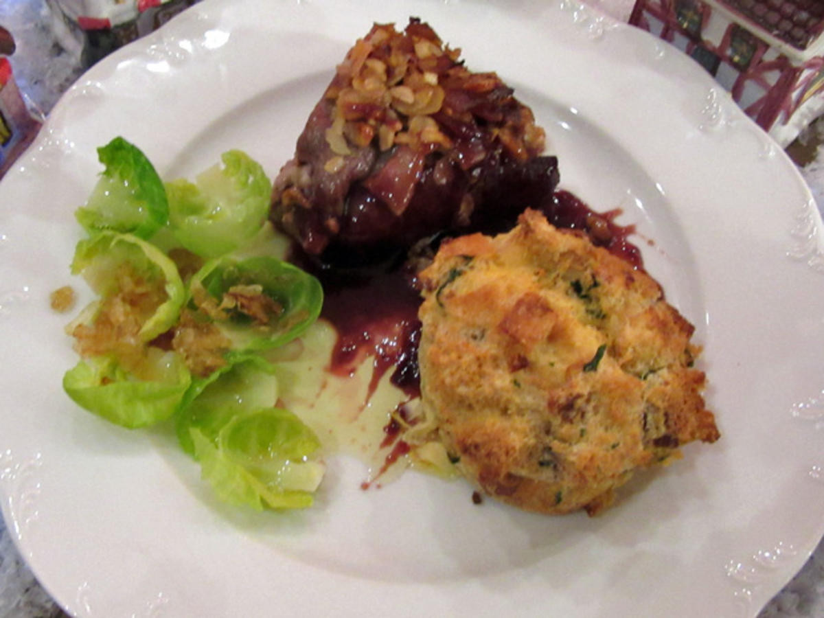 Hirschhüfte mit Whisky-Haselnuss-Bacon-Kruste und Semmelknödel-Soufflés