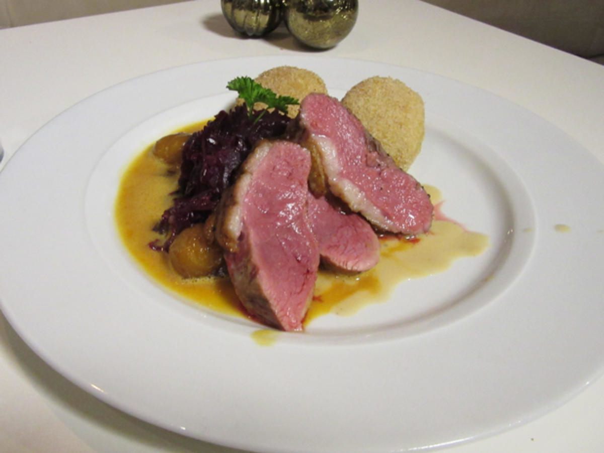 Rosa Entenbrust an Honig-Pfeffer-Sauce mit Orangen Maronen, Rotkohl und Klößen