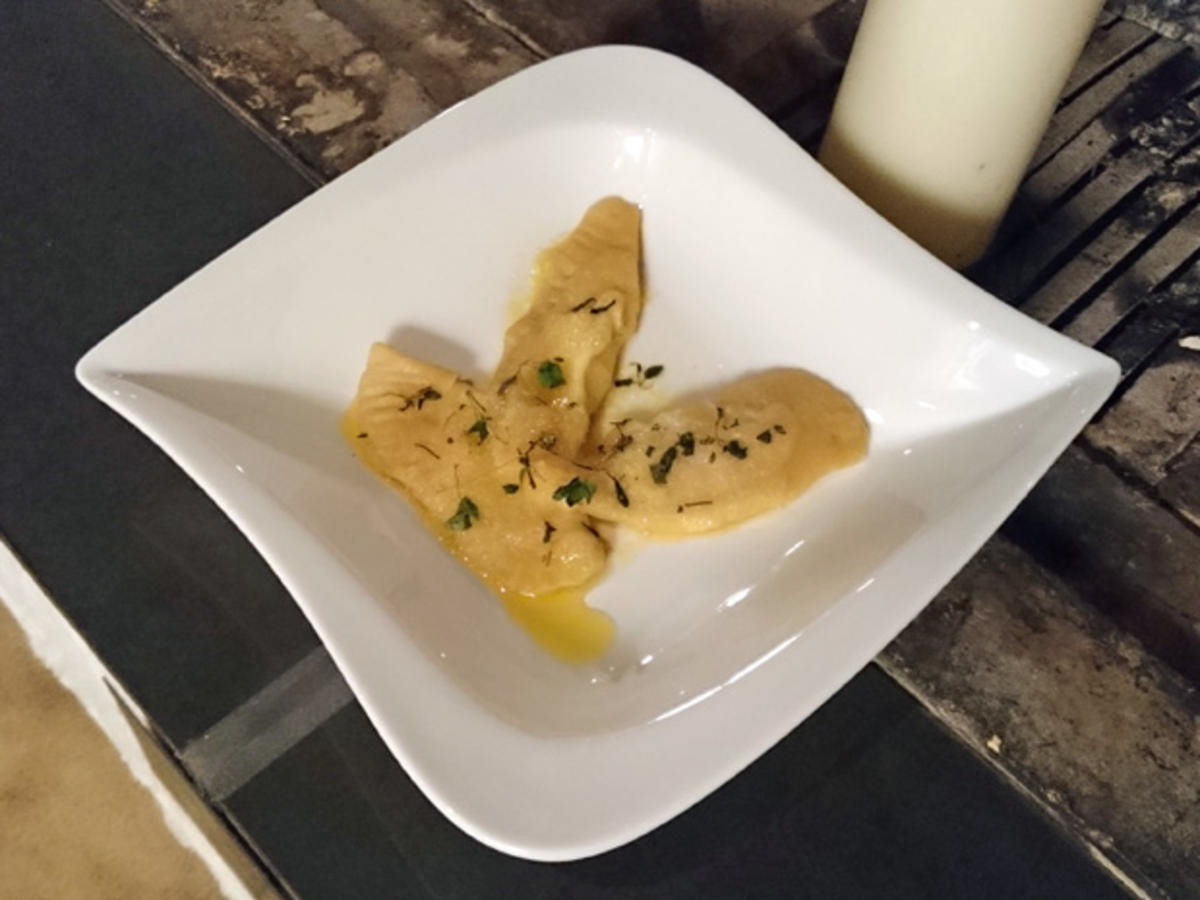 Ravioli mit Zitronen-Ricotta-Füllung in Thymianbutter