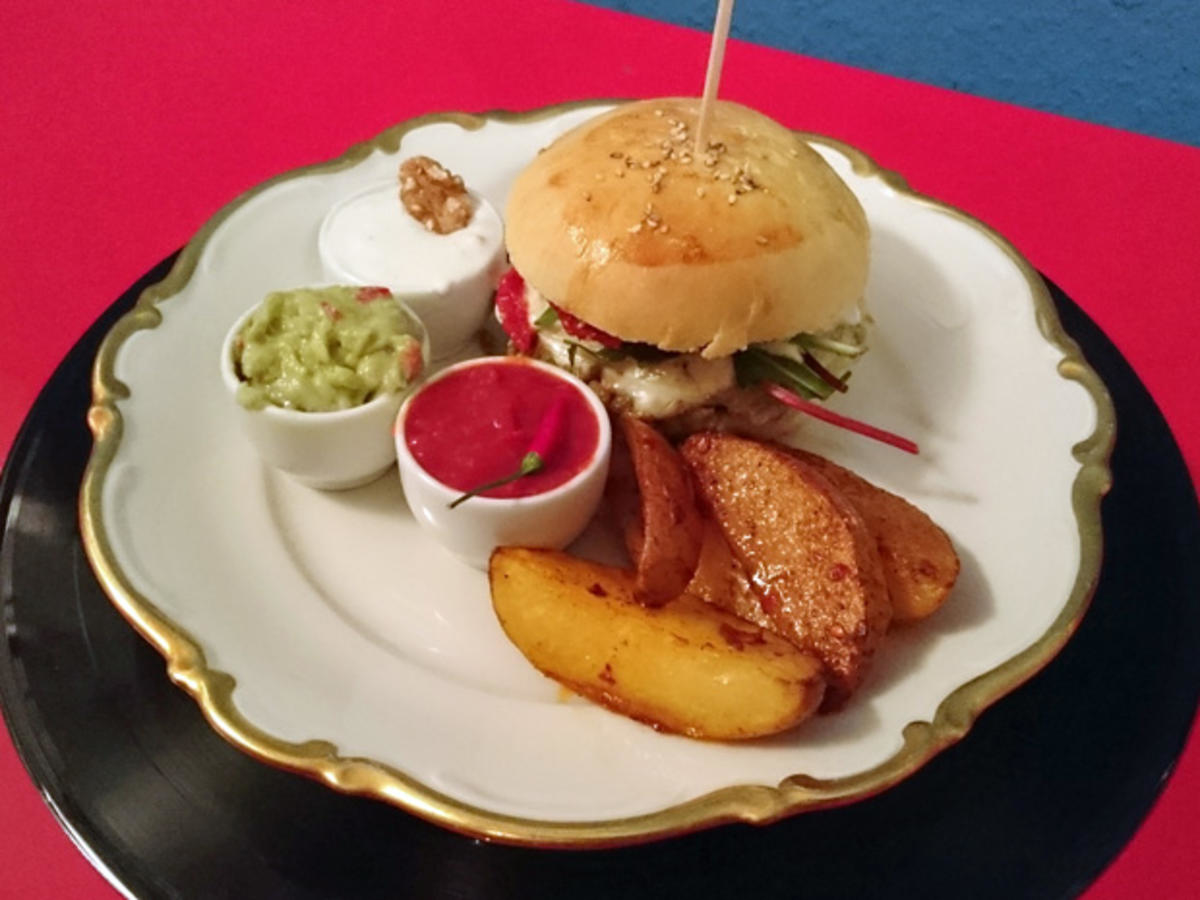 Grünkernburger mit Chilikartoffelspalten und dreierlei Dips