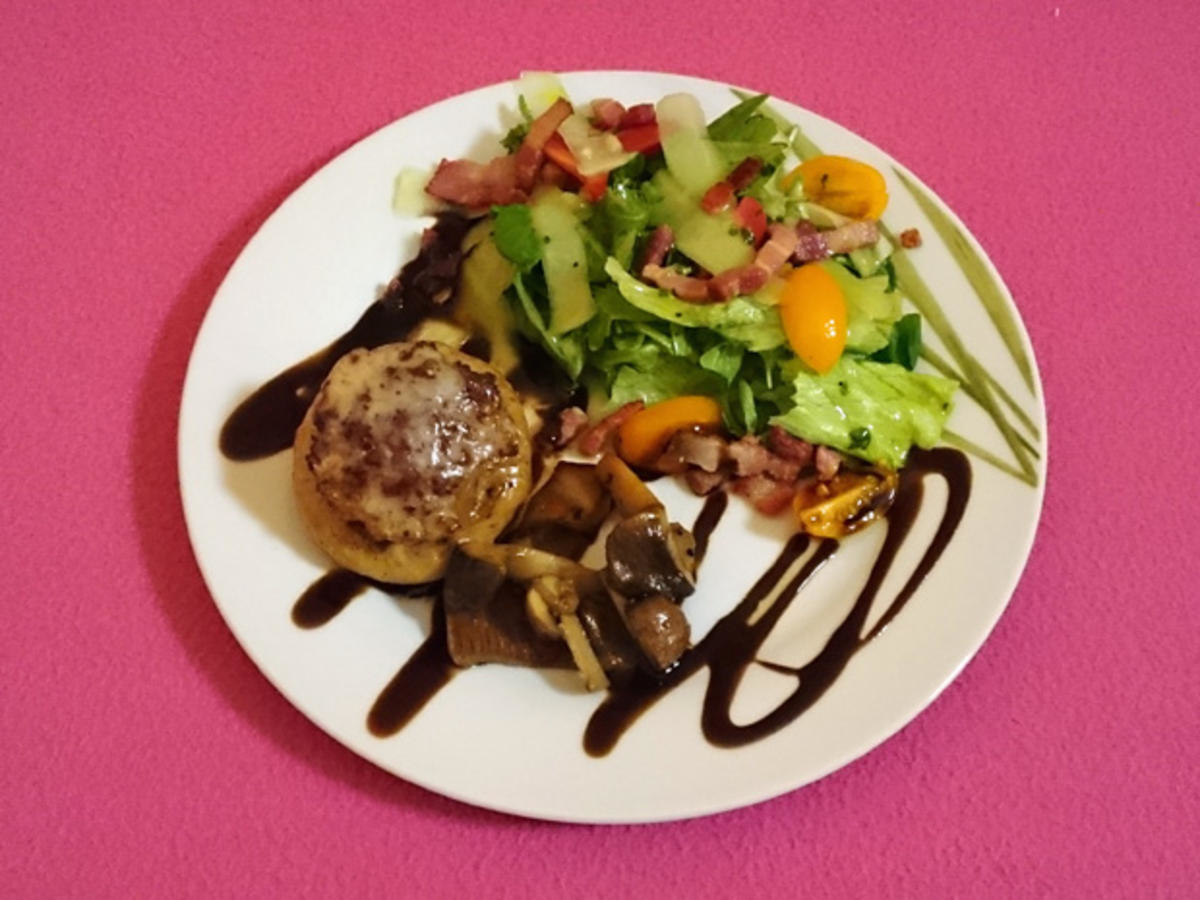 Gefüllte Pilze an frischem Herbstsalat mit einem Balsamico-Honig-Senf-Dressing