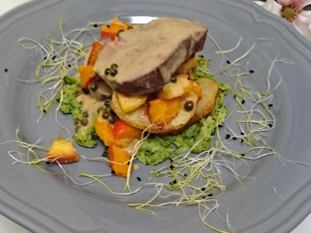 Rinderfilettürmchen auf Brokkolipüree mit Apfel-Kürbisrelish