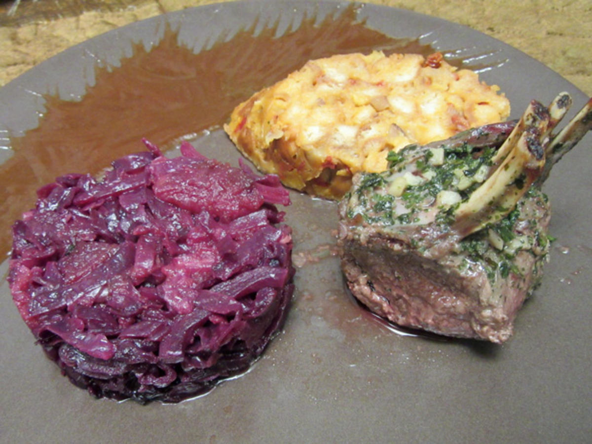 Rehkarree mit Rotkohl und Laugenknödel