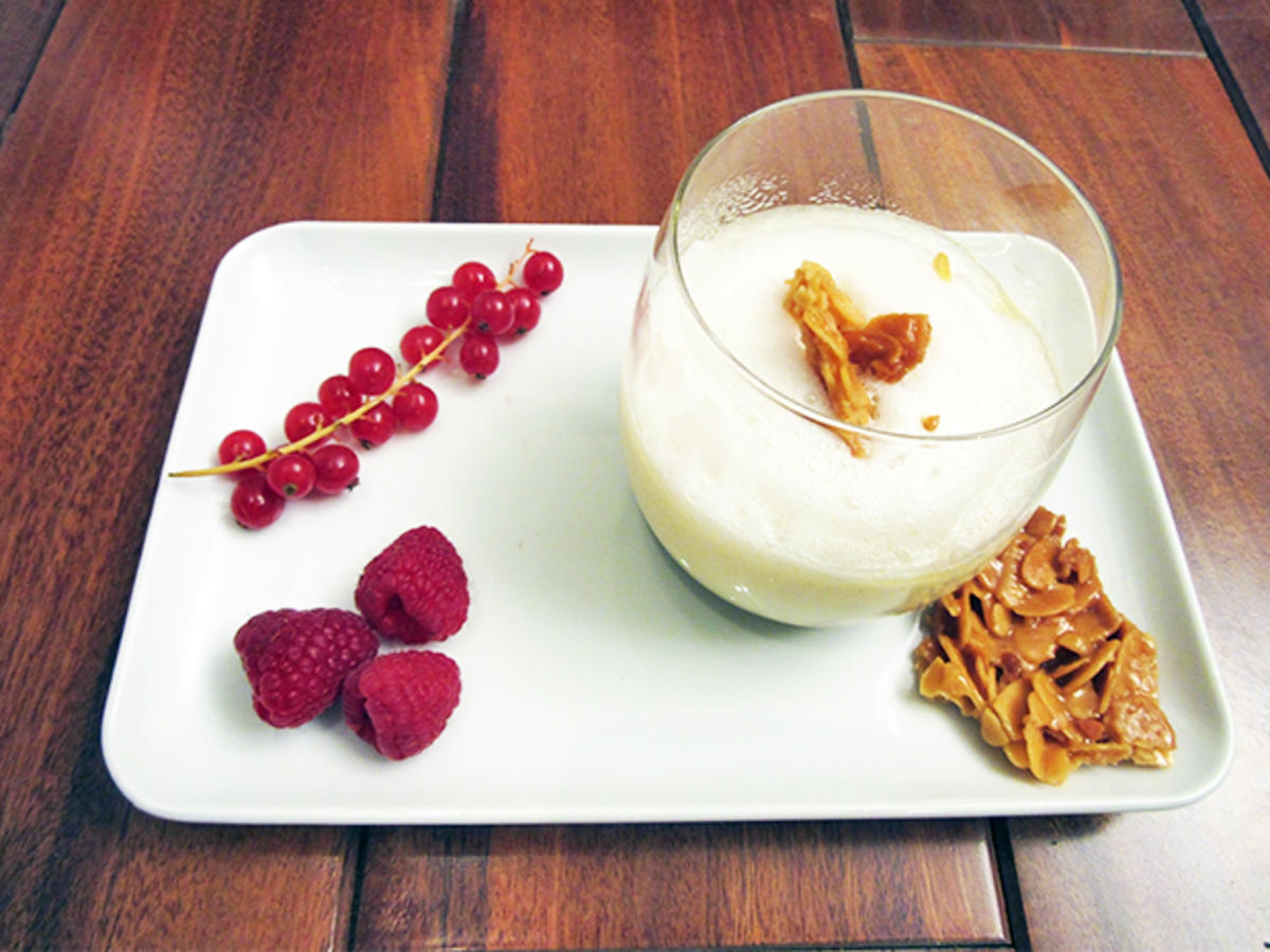 Vanillepudding mit Eierschaum Obst der Saison mit Mandelplätzchen