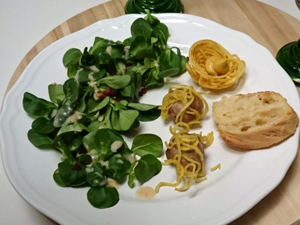Mausöhrlesalat mit karamellisierten Walnüssen und Bratwurstpralinen