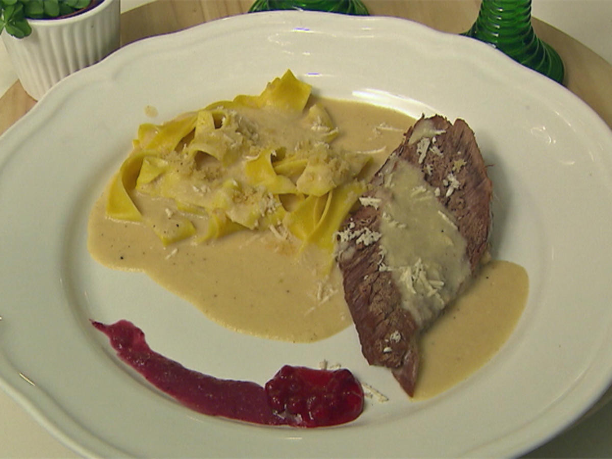 Tafelspitz in Meerrettichsoße mit Preiselbeerreduktion und Bandnudeln