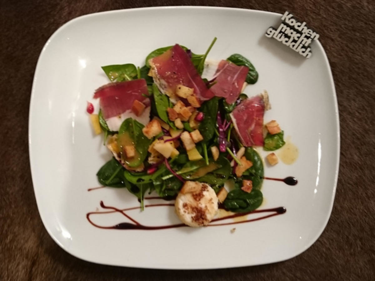 Fruchtiger Blattspinatsalat mit Ziegenkäse und Speck