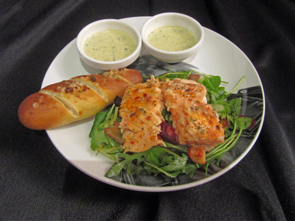 Lachs auf Wurzelgemüsesalat dazu Laugenstangen und zwei Dips