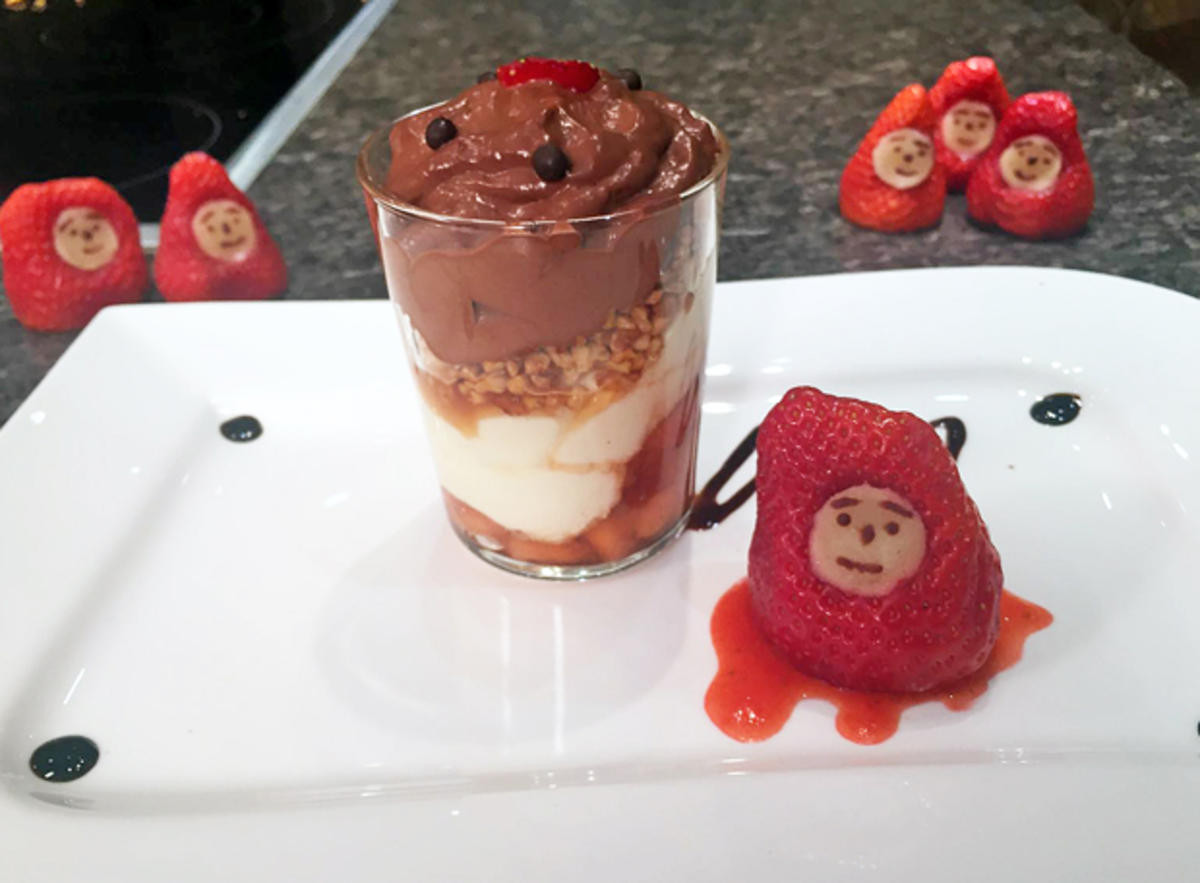 Weiße Schokoladenmousse mit Erdbeeren