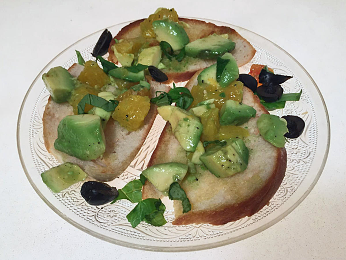 Bunte Capetown Bruschetta mit Avocado, Orange und Oliven