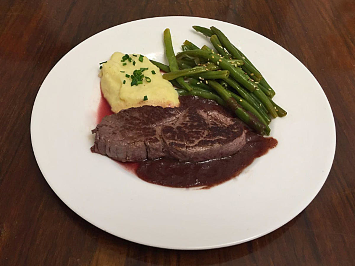 Straußenfillets Oudtshoorn, cremiges Sellerie-Kartoffel-Püree und grüne Busch-Bohnen