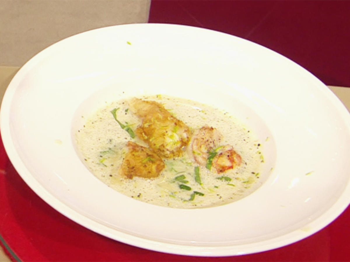 Kohlrabi-Kokossuppe mit Garnelen (Blick in Hensslers Topf)