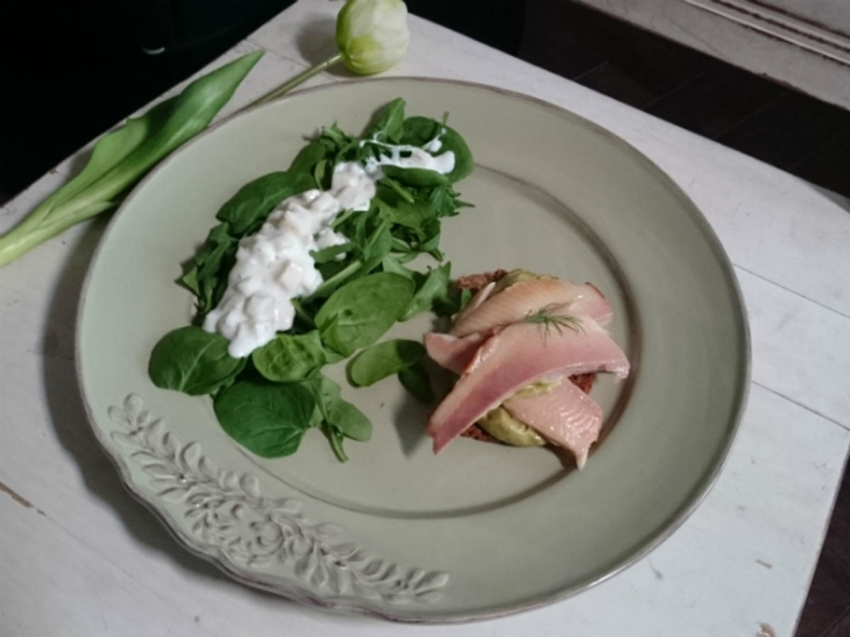 Geräuchertes Forellenfilet mit Avocado, Apfel, Gurke, Rauken und Blattspinat