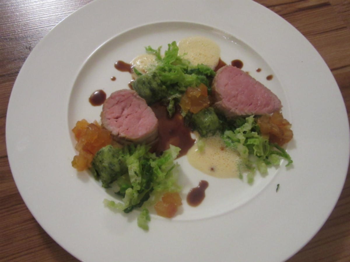 Kalbsfilet mit Wirsing, Petersiliengnocchi, Apfelsößchen und Chorizoschaum
