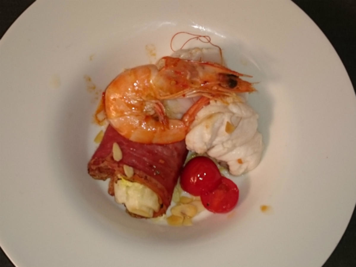 Seeteufel mit Riesengarnele auf im Speck ummantelten Romanasalat und Cocktailtomaten