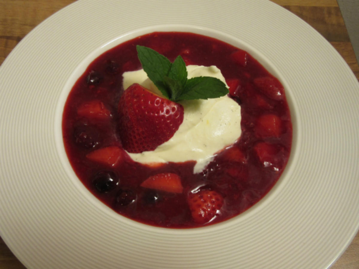 Weißes Schokomousse mit Roter Grütze