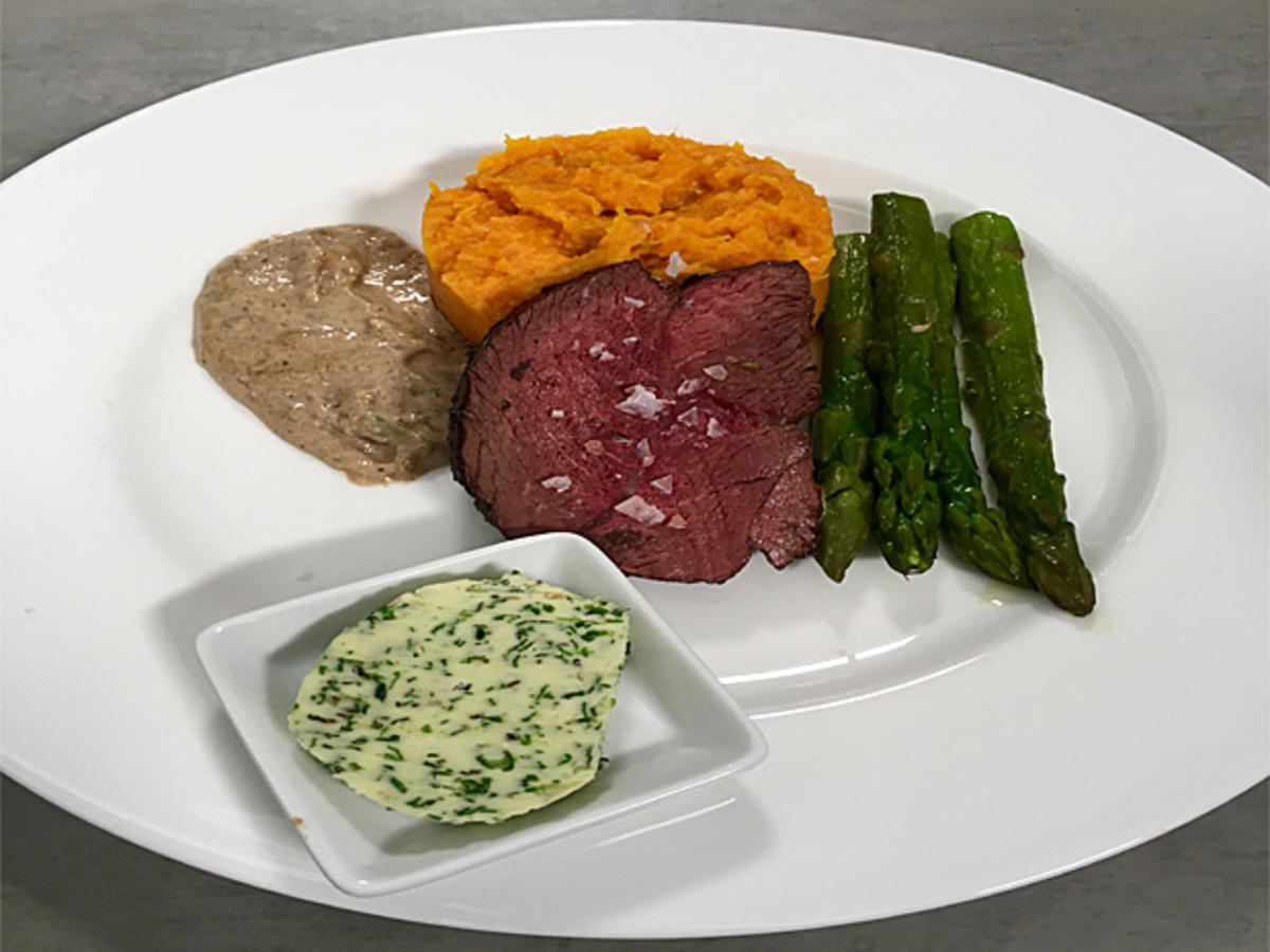 Straußensteak in Cognac-Rahmsoße mit Süßkartoffel-Püree und grünem Spargel
