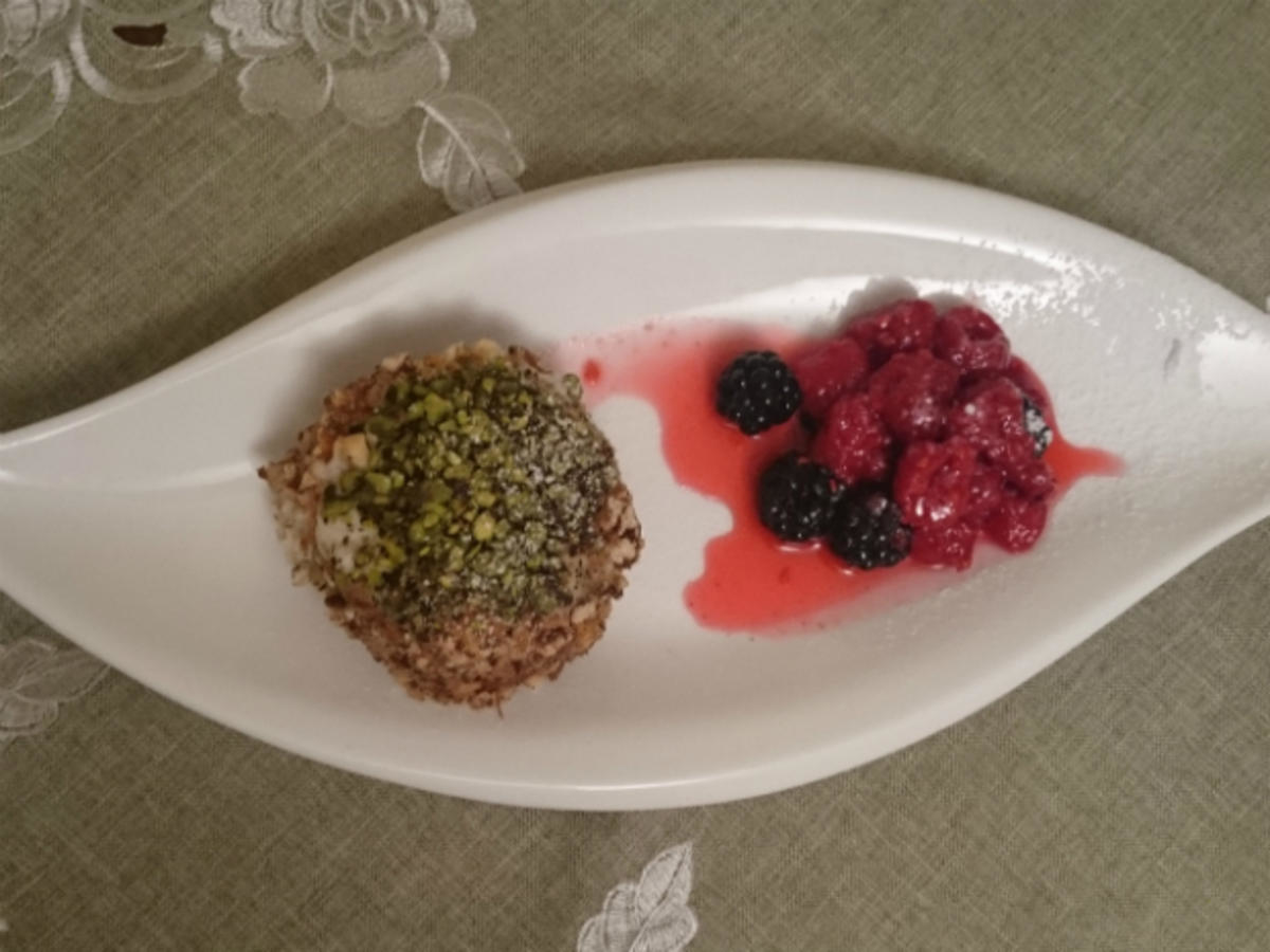 Paste Elena im zarten Einklang mit Him- und Heidelbeeren
