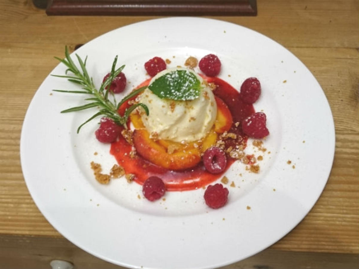 Rosmarin-Pannacotta mit gebratenen Pfirsichscheiben und Himbeeren