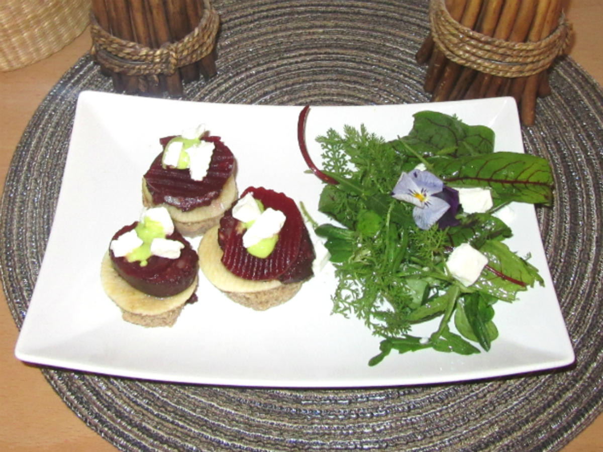 Mini Blutwurst-Burger mit Wildkräutersalat