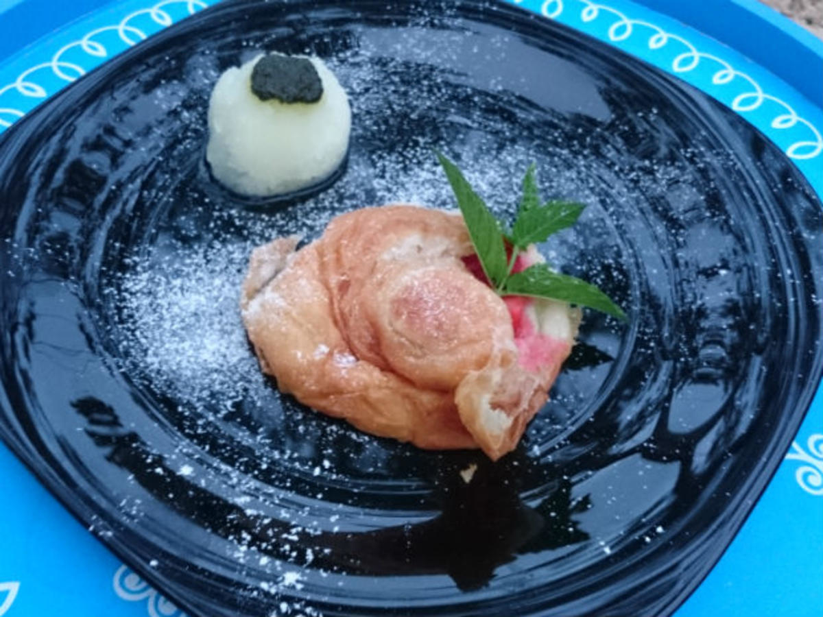 Ensaimadas mit Erbeeren an Proseccosauce und Zitronensorbet